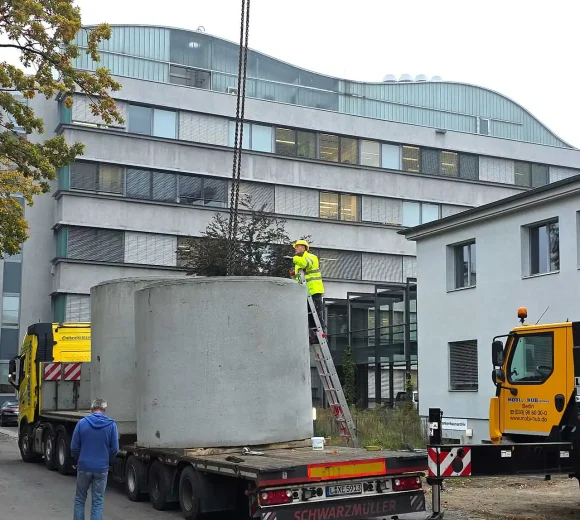 Laute Pumpwerksbau GmbH & Co. KG - Ihr deutschlandweit tätiger Pumpenspezialist aus der Altmark - Firmenfahrzeug lädt Bauteile ab